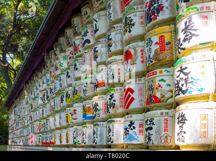 Tokyo, Japan - 21. April 2018: Ausstellung der traditionellen Sake Fässer gegeben, wie ghifts der Meiji Juku Heiligtum (die Schriften in der Japanischen indica Stockfoto