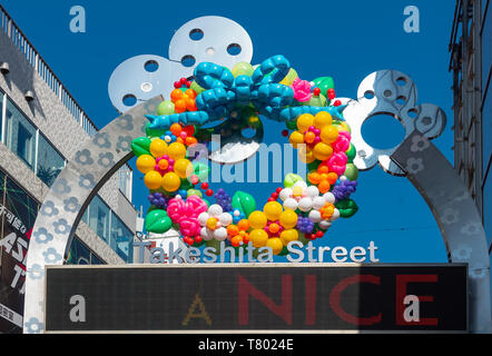 Tokyo, Japan - 21. April 2018: Die bunten Zeichen am Anfang der Takeshita Straße sehr beliebt bei jungen Menschen Stockfoto