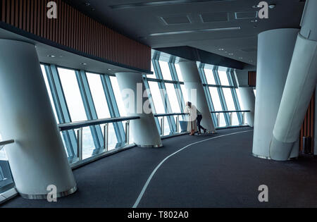 Tokyo, Japan - 23 April, 2018: Junge Menschen auf der Suche der Tokyo Sky Tree Tower Stockfoto