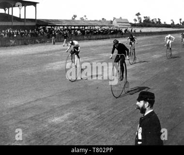 High Wheeler Fahrrad Rennen, 1890 s Stockfoto