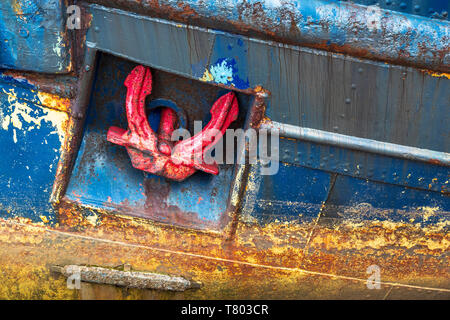 Rost Rumpf eines alten Fischtrawler mit einem roten Anker, Ayrshire, Schottland, Großbritannien Stockfoto