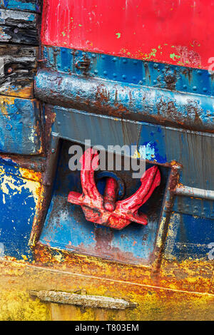 Rost Rumpf eines alten Fischtrawler mit einem roten Anker, Ayrshire, Schottland, Großbritannien Stockfoto