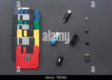 Die Entwicklung der digitalen Datenträger. Disketten, USB-Sticks und Speicherkarten. Auf einem dunklen Hintergrund. Moderne und retro techn Stockfoto