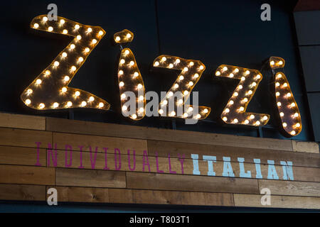 London, Großbritannien - 1 April 2019: Das Firmenlogo von zizzi über dem Eingang zu einem ihrer Restaurants in London, UK. Stockfoto