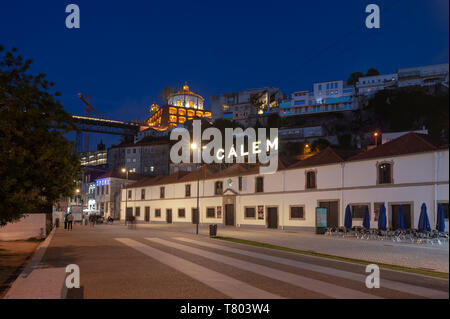 Calem Port Lodge in Vila Nova de Gaia, Porto in der Dämmerung mit dem Mosterio de Serra do Pilar oben Stockfoto