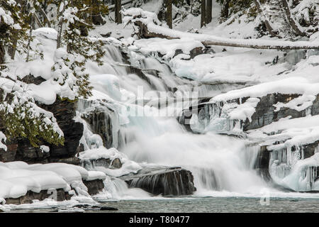 Wasserfall im Winter, Glacier NP Stockfoto