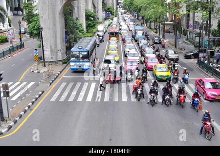 Autos und Motorräder, Fahrzeuge an einer Ampel warten, Stau auf der Sathorn Road, Bangkok, Thailand Stockfoto