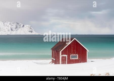 Rorbuer Fischerhütte am Strand im Schnee, Ramberg, Lofoten, Norwegen Flakstadoya, Stockfoto