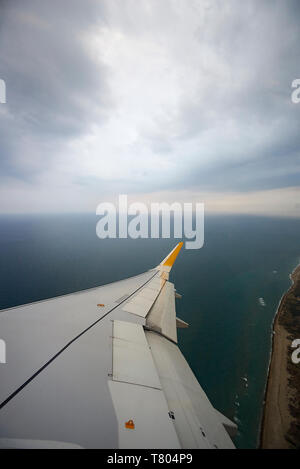 Schöne Aufnahme des Flügels von einem Flugzeug hoch in den Himmel in der Höhe Stockfoto