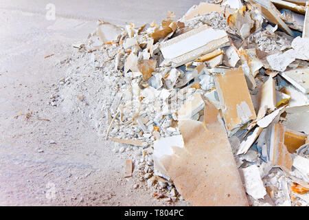 Abgerissen Gipskartonplatten Wand, aus Gips und Pappe, mit Fragmenten des Material- und Staub in einer Baustelle - Bild mit kopieren. Stockfoto