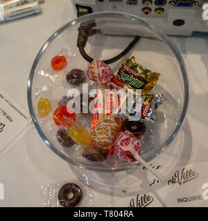 Candy Schalen aus einem Assorment von Start-ups am TechDay Ereignis in New York am Donnerstag, den 2. Mai 2019 im Jacob Javits Convention Center (Â© Richard B. Levine) Stockfoto