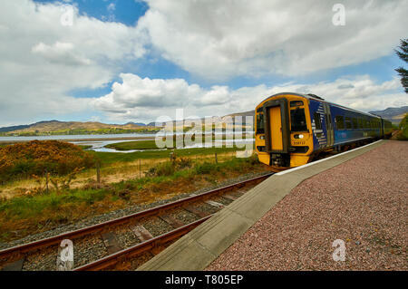 SCOTRAIL KYLE LINIE INVERNESS NACH KYLE von LOCHALSH SCHOTTLAND einen Zug bei ATTADALE STATION LOCH CARRON IN DER FERNE Stockfoto