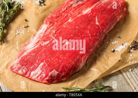 Rohstoff Gras gefüttert Flank Steak bereit zur Jahreszeit Stockfoto