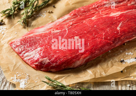 Rohstoff Gras gefüttert Flank Steak bereit zur Jahreszeit Stockfoto