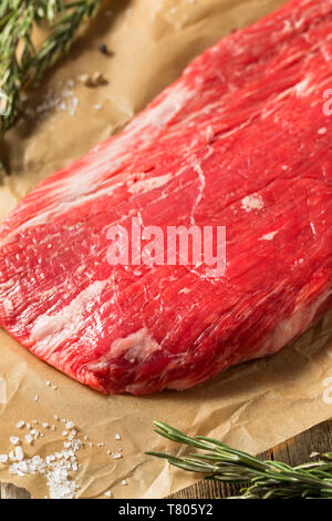 Rohstoff Gras gefüttert Flank Steak bereit zur Jahreszeit Stockfoto