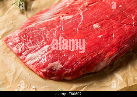 Rohstoff Gras gefüttert Flank Steak bereit zur Jahreszeit Stockfoto