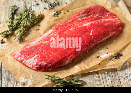 Rohstoff Gras gefüttert Flank Steak bereit zur Jahreszeit Stockfoto