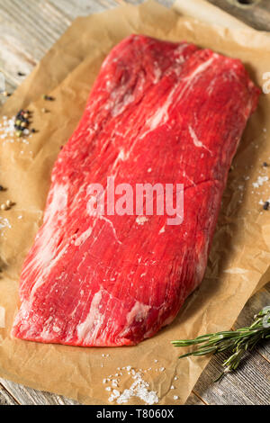 Rohstoff Gras gefüttert Flank Steak bereit zur Jahreszeit Stockfoto