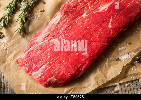 Rohstoff Gras gefüttert Flank Steak bereit zur Jahreszeit Stockfoto