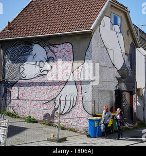 Eine wunderbare Art und Weise die Stadt Stavanger zu entdecken, wie Sie jagen, urbane Kunst an den unmöglichsten Orten. Stockfoto