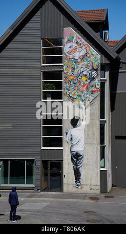 Eine wunderbare Art und Weise die Stadt Stavanger zu entdecken, wie Sie jagen, urbane Kunst an den unmöglichsten Orten. Stockfoto