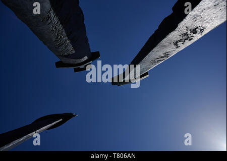 Sverd i fjell Denkmal Schuss aus einem ungewöhnlichen Winkel. Drei 10 Meter hohen bronzenen Schwertern konvergierenden zum Zentrum. Stockfoto