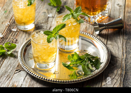 Hausgemachte Kentucky Bourbon Mint Julep in einem Glas Stockfoto