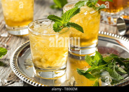 Hausgemachte Kentucky Bourbon Mint Julep in einem Glas Stockfoto