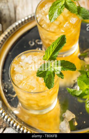 Hausgemachte Kentucky Bourbon Mint Julep in einem Glas Stockfoto