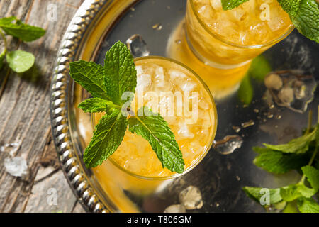 Hausgemachte Kentucky Bourbon Mint Julep in einem Glas Stockfoto