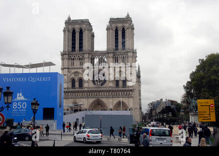 Westfassade der Kathedrale Notre Dame, Paris, Frankreich, während der celbrations seit 850 Jahren Stockfoto