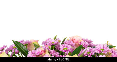 Grenze von rosa Blumen auf weißem Hintergrund. Top von frischen Blumenstrauß zum Muttertag, Geburtstag oder Jahrestag Geschenk. Platz für Text. Stockfoto