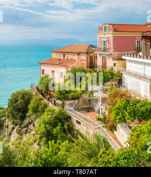 Malerische Aussicht in Agropoli mit dem Meer im Hintergrund. Cilento, Kampanien, Süditalien. Stockfoto