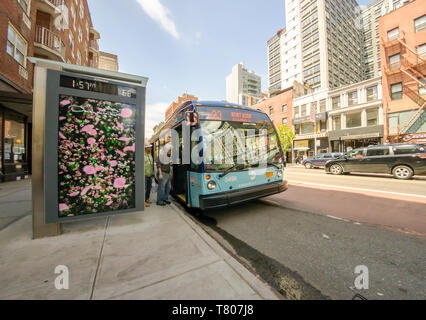Pendler Bord eines M23 Bus Auswählen im New Yorker Stadtteil Chelsea am Montag, 6. Mai 2019. (© Richard B. Levine) Stockfoto