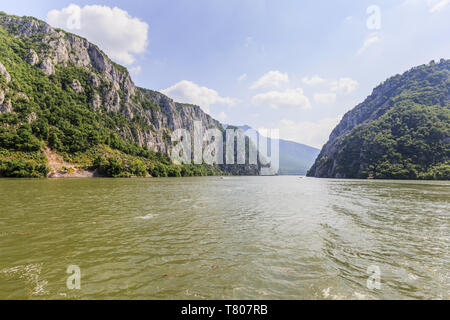 Die eisernen Tore Schlucht auf der Donau Natur Landschaft, Ost Serbien, Grenze mit Rumänien, Europa, Blick vom Kreuzfahrtschiff Stockfoto