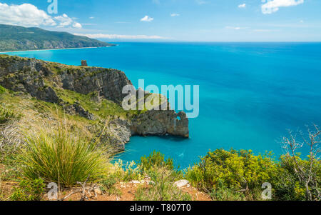 Malerische Seenlandschaft mit Klippen in Palinuro, Cilento, Kampanien, Süditalien. Stockfoto