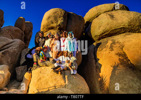 Eine Gruppe von Freunden im Geiste Tier onesies feiern das neue Jahr in Joshua Tree, Kalifornien, Vereinigte Staaten von Amerika, Nordamerika Stockfoto