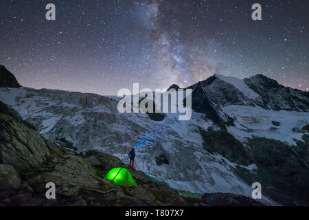 Sternenhimmel und Zelt entlang der Wanderer Haute Route von Chamonix nach Zermatt, Schweizer Alpen, Schweiz, Europa Stockfoto