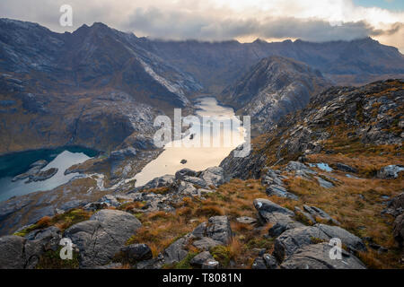 Loch Coruisk und die wichtigsten Cuillin Grat von der Oberseite der Sgurr Na Stri auf der Insel Skye, Innere Hebriden, Scottish Highlands, Schottland, UK gesehen Stockfoto