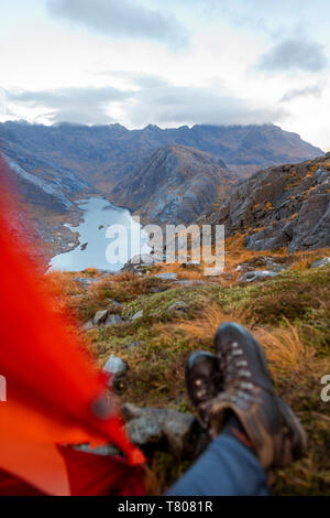 Wildes Campen auf der Oberseite der Sgurr Na Stri in Richtung Loch Coruisk und die wichtigsten Cuillin ridge, Isle of Skye, Innere Hebriden, Schottland, UK suchen Stockfoto