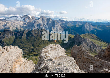 Wandern in den Dolomiten entlang der E5 Trail in der Nähe des Rifugio Lagazuoi, Belluno, Venetien, Italien, Europa Stockfoto