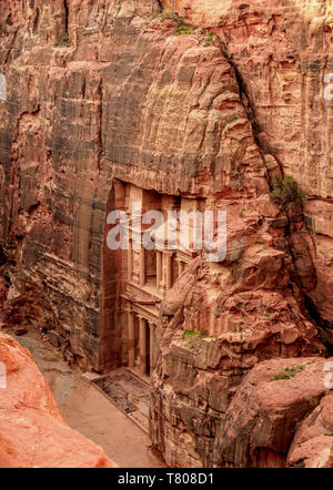 Die Schatzkammer, Al-Khazneh, Erhöhte Ansicht, Petra, UNESCO-Weltkulturerbe, Ma'an Governorate, Jordanien, Naher Osten Stockfoto