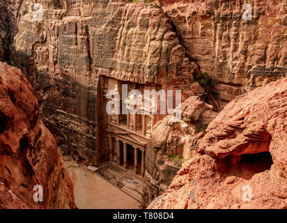 Die Schatzkammer (Al-Khazneh), Erhöhte Ansicht, Petra, UNESCO-Weltkulturerbe, Ma'an Governorate, Jordanien, Naher Osten Stockfoto