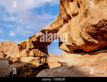 Um Fruth Rock Bridge, Wadi Rum, Aqaba Governorate, Jordanien, Naher Osten Stockfoto