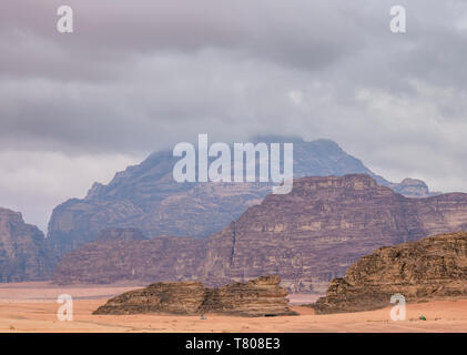 Landschaft von Wadi Rum während der stürmischen Tag, Aqaba Governorate, Jordanien, Naher Osten Stockfoto