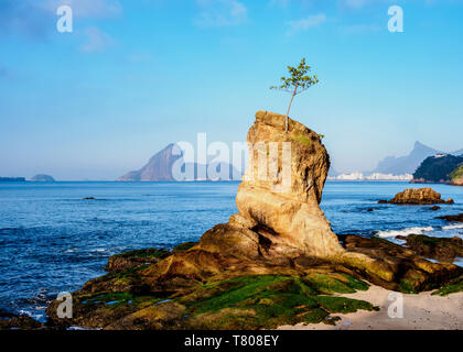 Blick über icarai Felsen in Richtung Zuckerhut, Niteroi, Bundesstaat Rio de Janeiro, Brasilien, Südamerika Stockfoto