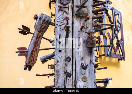 Sibiu, Rumänien - 22. April 2019: Segment des Gesellen Säule (Casa Calfelor), eine hölzerne Hand mit metallischen Pfeile durch es, auf einer Säule w Stockfoto