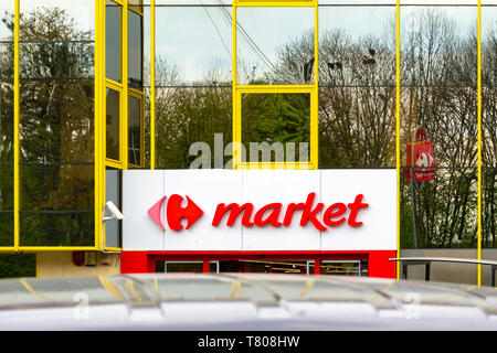 Sibiu, Rumänien - 22. April 2019: Carrefour Markt Zeichen, Rot, oben ein Eingang in den Supermarkt, Erdgeschoss in einem Gebäude mit Glas Stockfoto