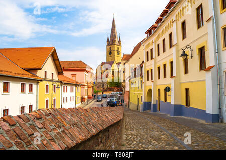 Street View der lutherischen Kathedrale der Heiligen Maria (Catedrala Evanghelica C.A. Sfanta Maria) in Sibiu, Rumänien, eine dramatische Kirche aus dem 14. Jahrhundert mit Bar Stockfoto