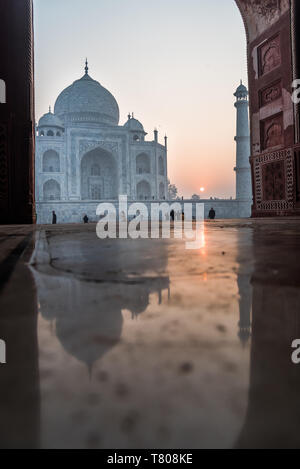 Überlegungen, wie die Sonne hinter dem Taj Mahal, UNESCO-Weltkulturerbe, Agra, Uttar Pradesh, Indien, Asien Stockfoto